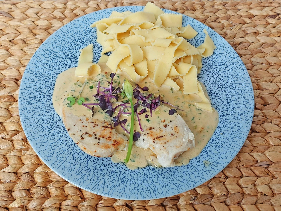 Putenschnitzel in B&auml;rlauchrahmso&szlig;e