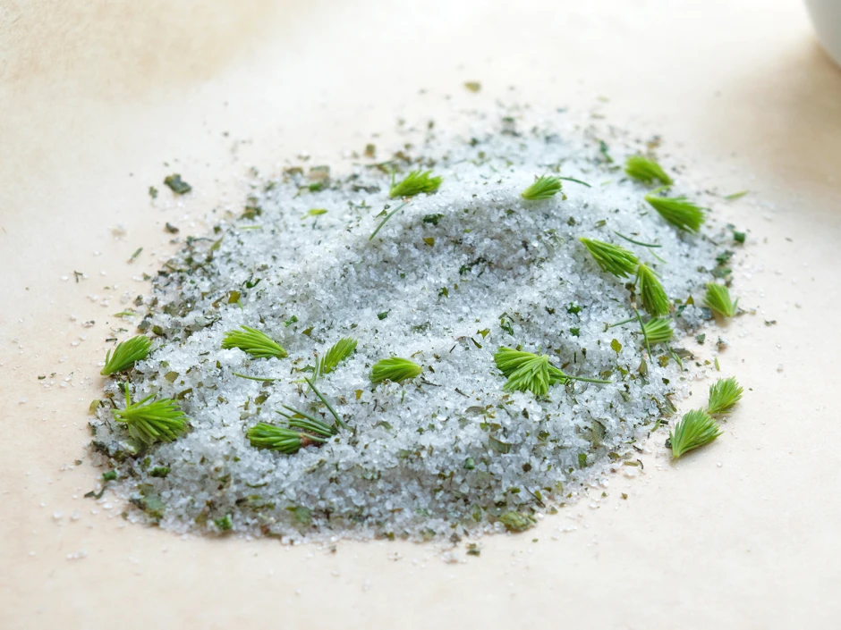 Kr&auml;utersalz mit Maiwipferl