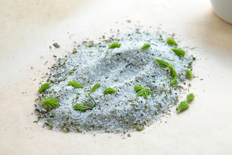 Kräutersalz mit Maiwipferl