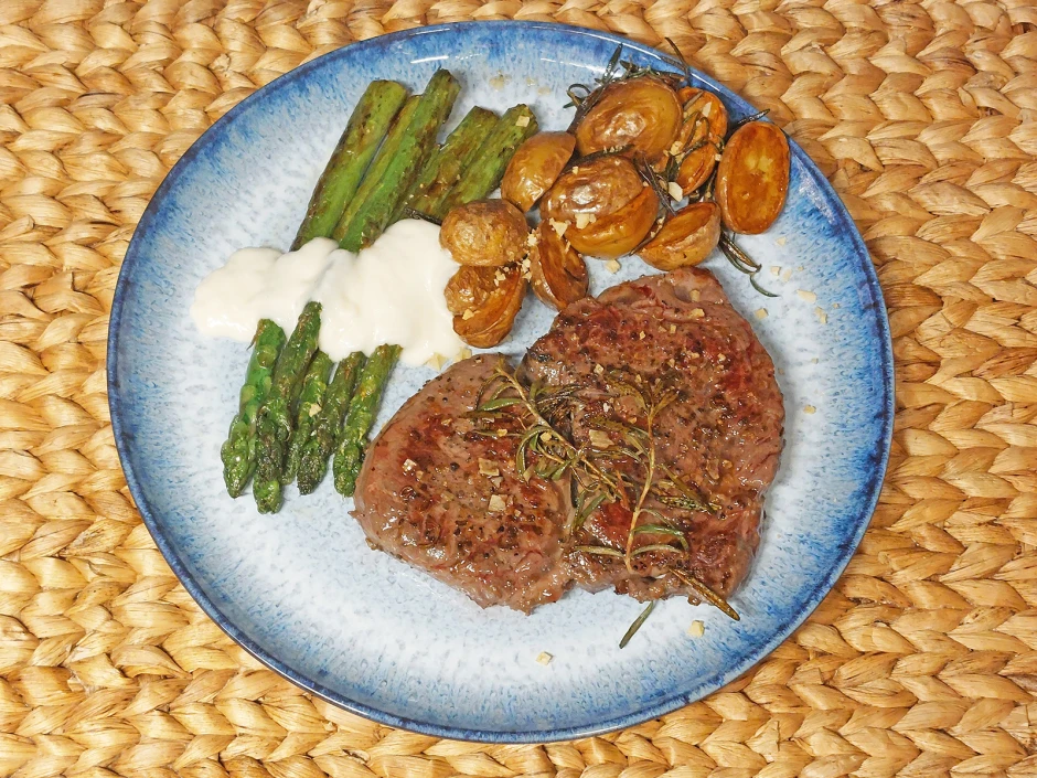 Rib-Eye-Steak mit gr&uuml;nem Spargel