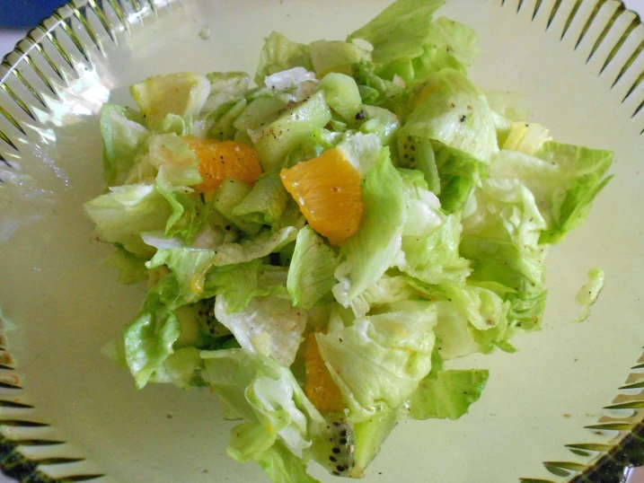 Eisbergsalat mit Früchten