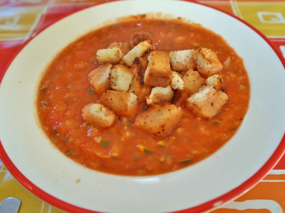 Tomatensuppe mit Zucchiniw&uuml;rfeln