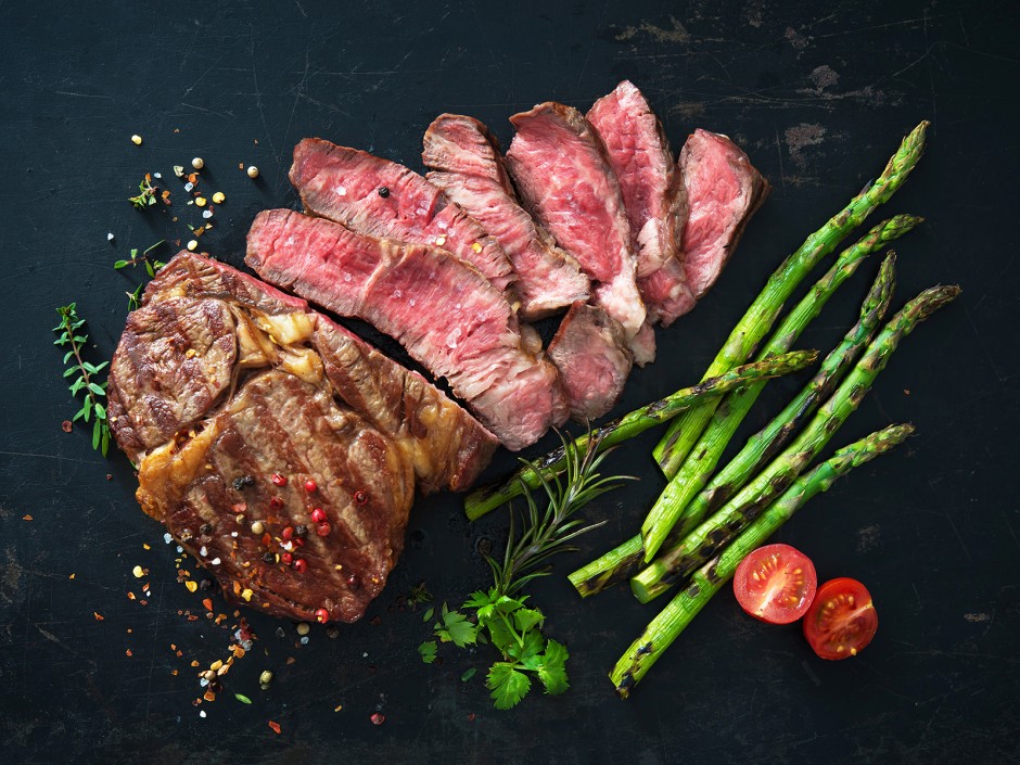 Rib-Eye-Steak mit gegrilltem Spargel