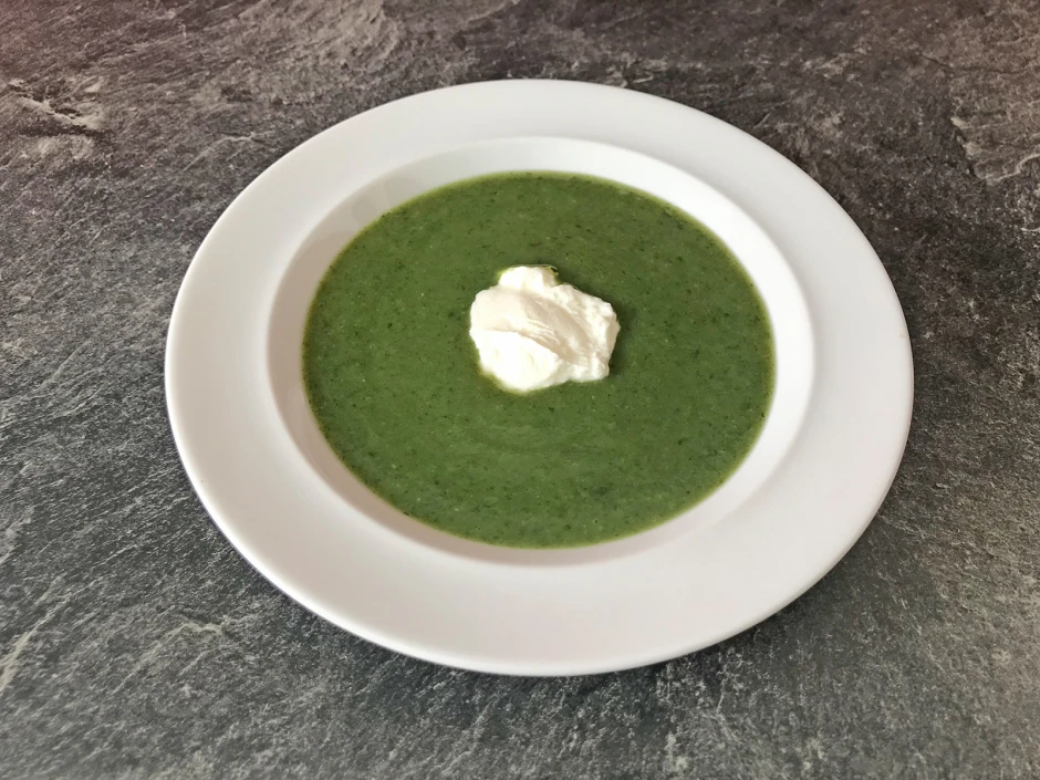 Spinat-Wildkr&auml;utersuppe mit Sauerrahm