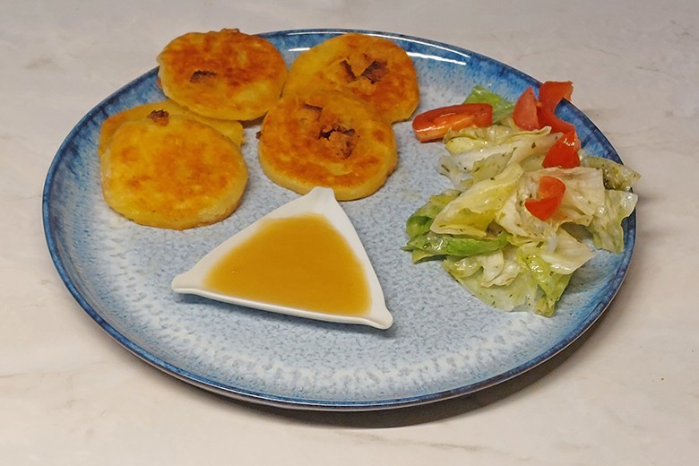Geröstete Erdäpfelknödel mit Apfelmus