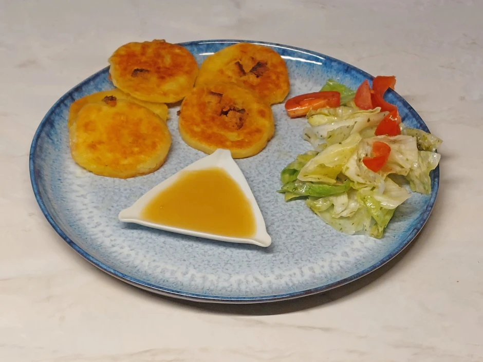 Ger&ouml;stete Erd&auml;pfelkn&ouml;del mit Apfelmus