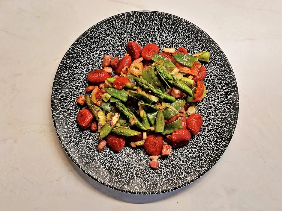 Rote R&uuml;ben Gnocchi mit Spargel