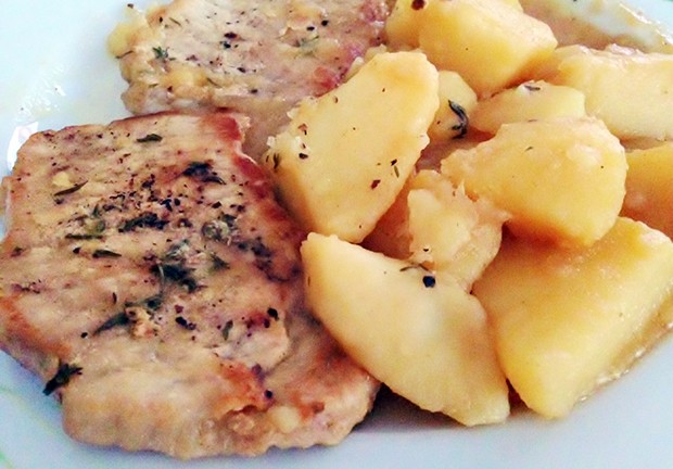 Kotelett mit Kartoffeln und Sauce - Rezept