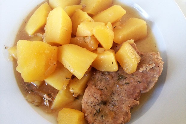 Kotelett mit Kartoffeln und Sauce