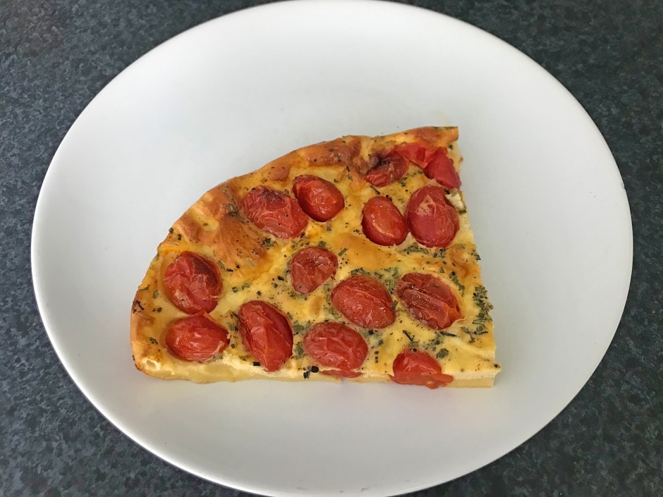 Maispfannkuchen mit Dattelparadeisern aus dem Backofen