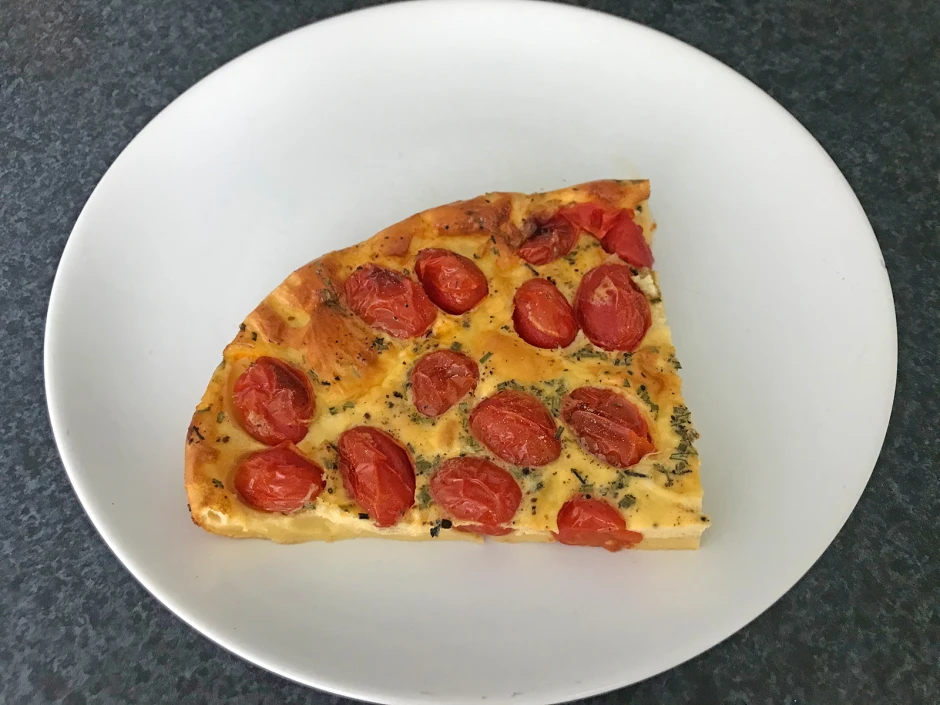 Maispfannkuchen mit Dattelparadeisern aus dem Backofen