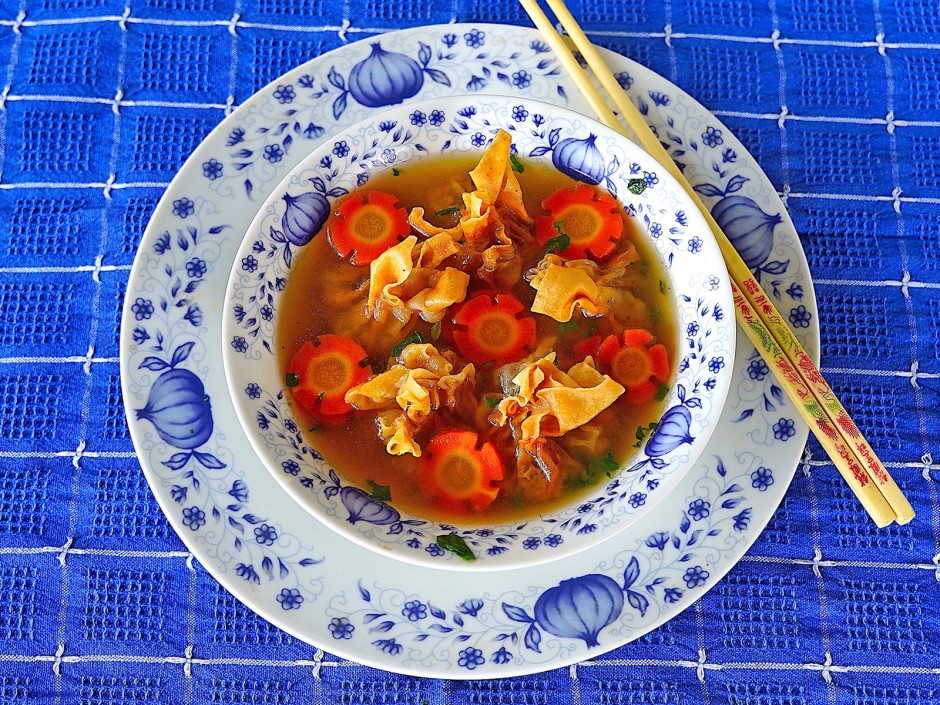 Wan-Tan-Suppe mit Karottenblüten alla Lotus Garden