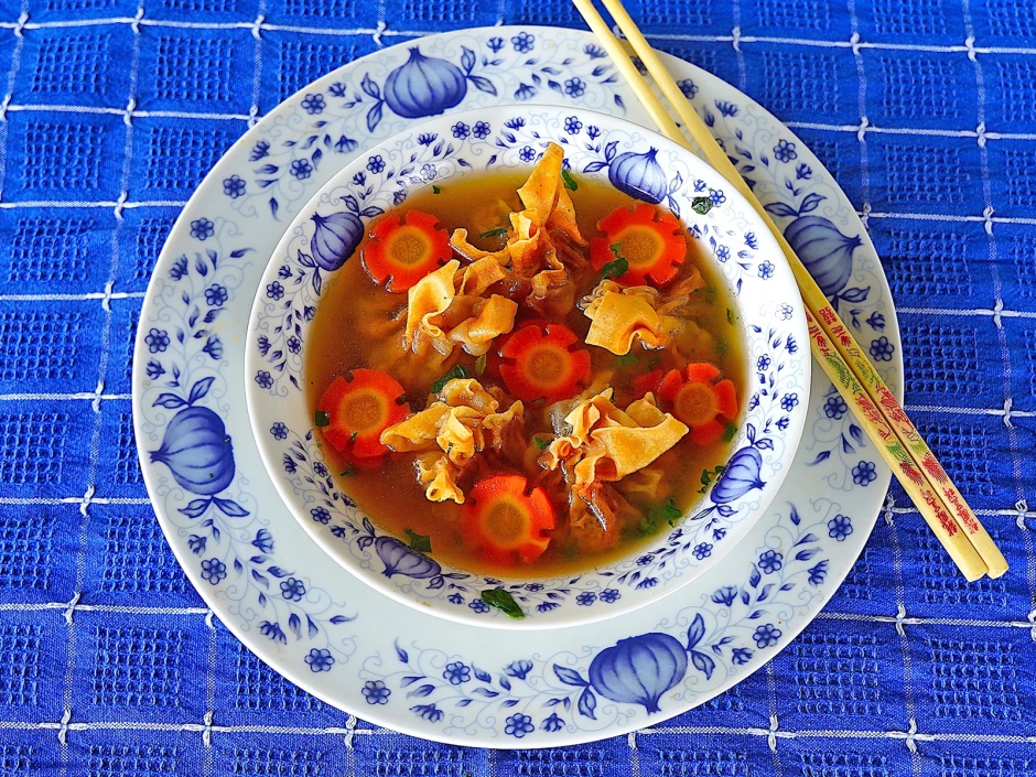 Wan-Tan-Suppe mit Karottenbl&uuml;ten alla Lotus Garden