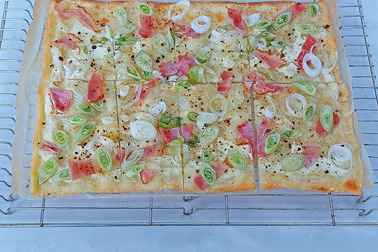 Flammkuchen mit Lauchzwiebeln und Kochschinken
