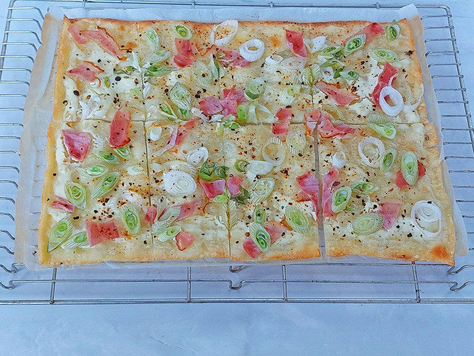 Flammkuchen mit Lauchzwiebeln und Kochschinken