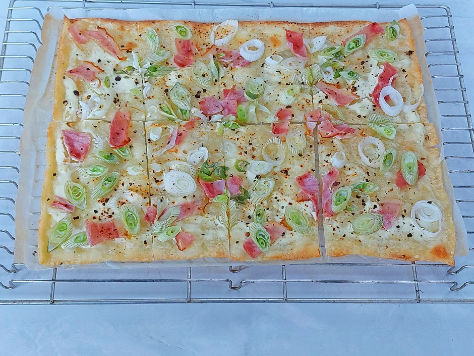 Flammkuchen mit Lauchzwiebeln und Kochschinken