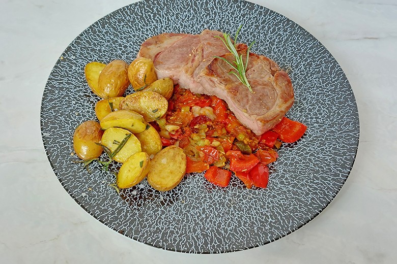 Geschmortes Nackensteak auf Jalapeno-Salsa