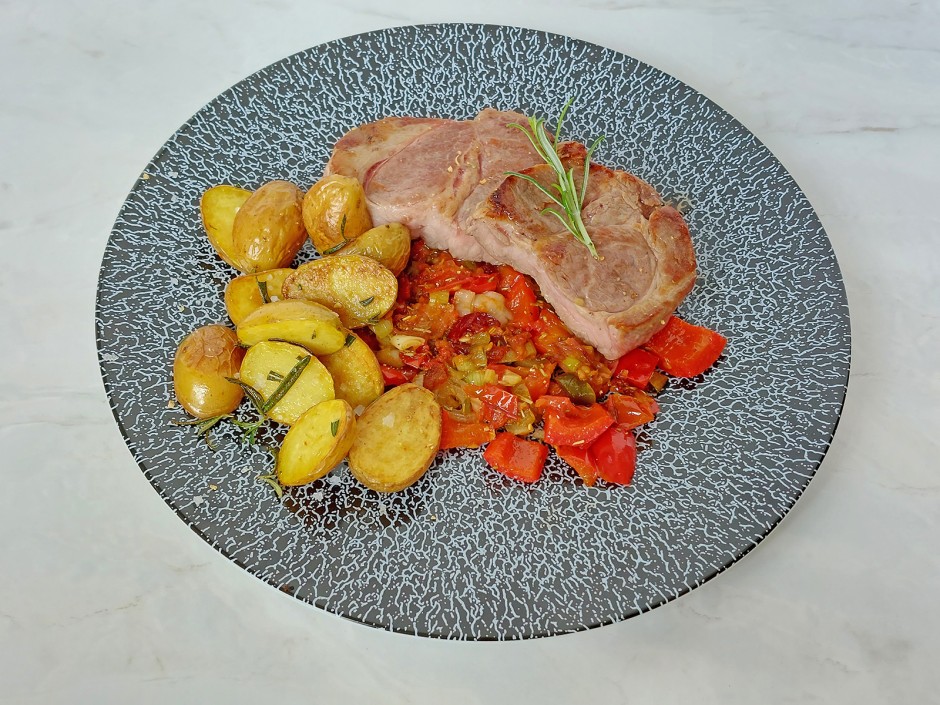 Geschmortes Nackensteak auf Jalapeno-Salsa