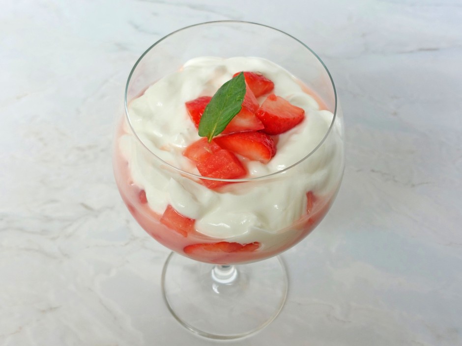 Rotes Schichtdessert