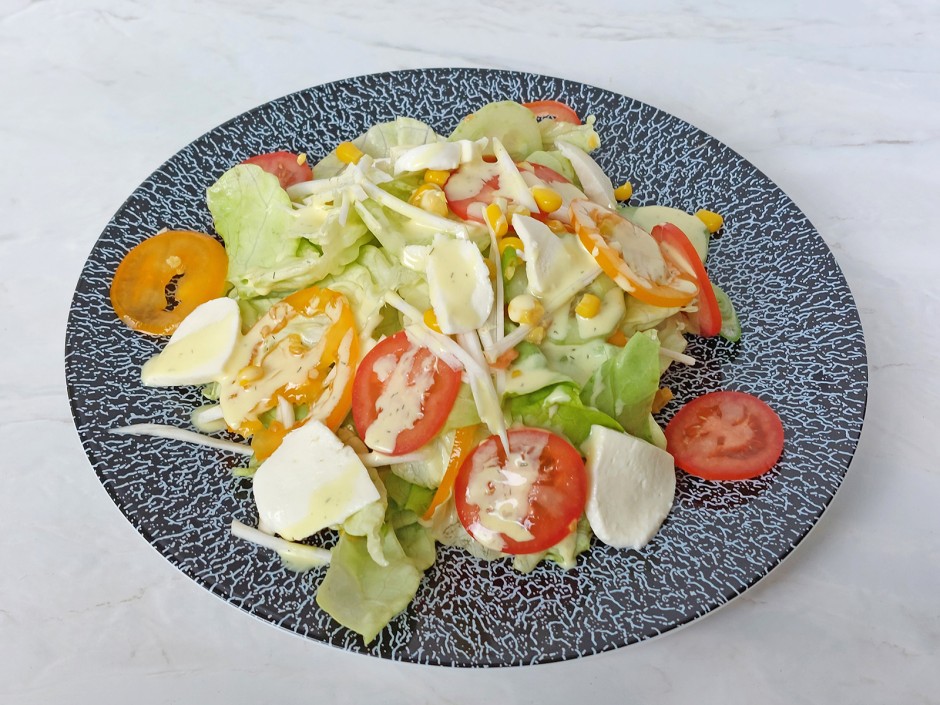 Häuptelsalat mit Honig-Senf-Dressing