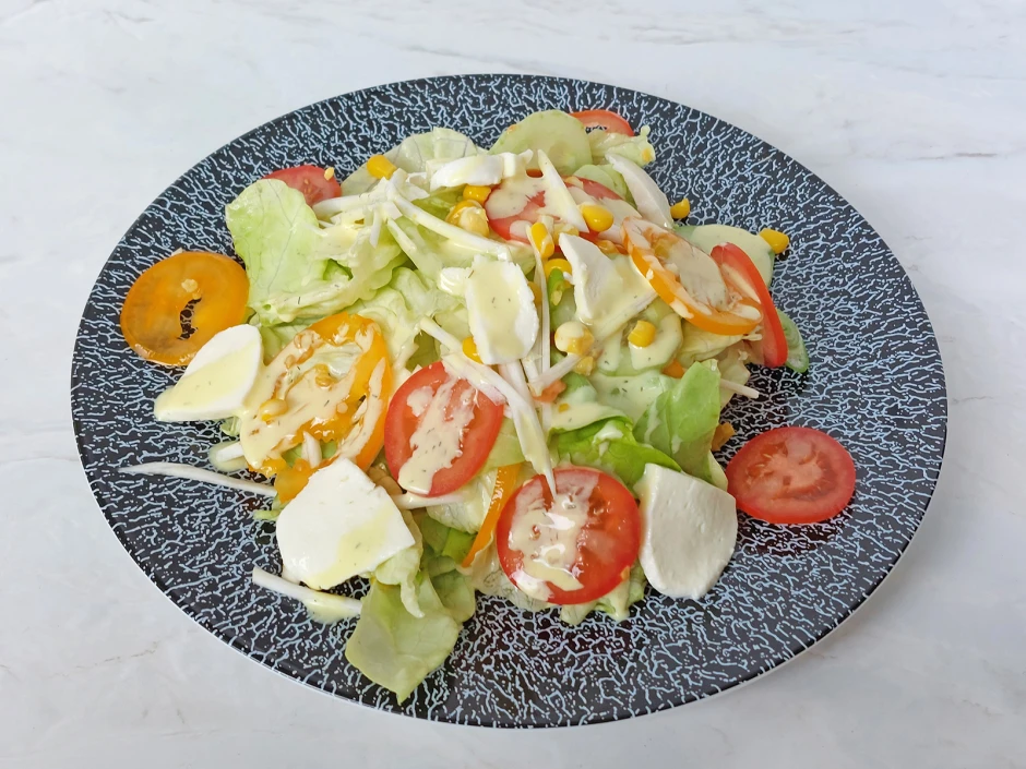 Häuptelsalat mit Honig-Senf-Dressing