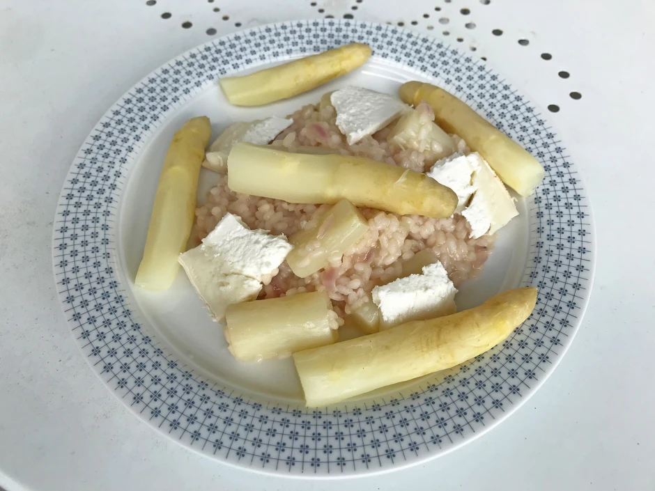 Risotto mit wei&szlig;em Spargel und Camembert von der Ziege