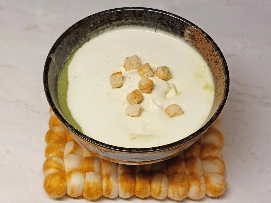 Mair&uuml;bchensuppe mit Wasabi-Schaum