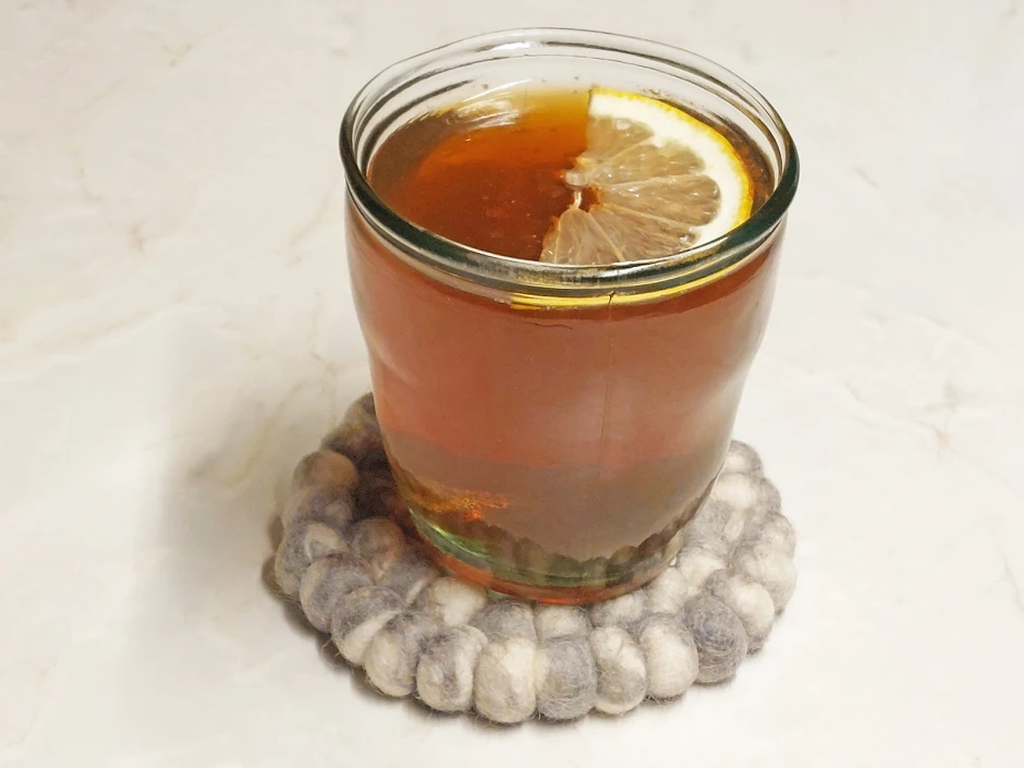 Eistee mit Pfefferminze und Honig