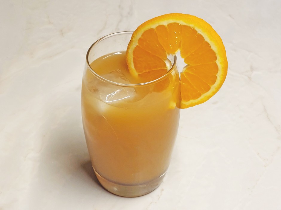 Eistee mit Orange und Granatapfel