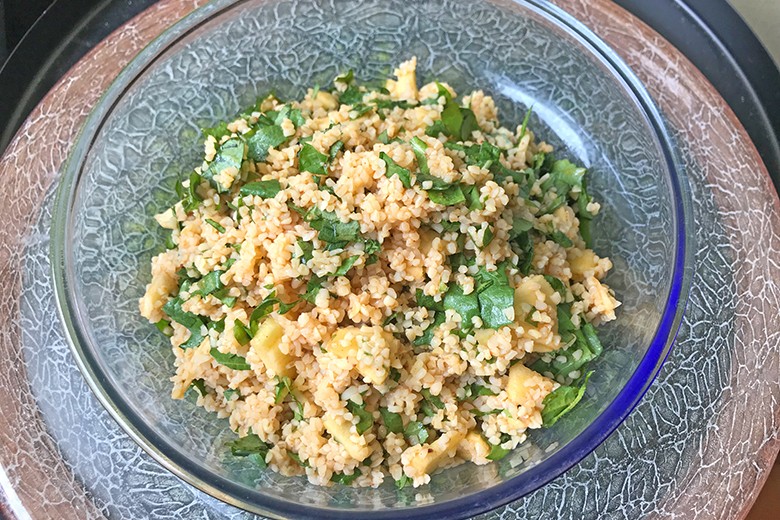 Bulgur-Salat mit Löwenzahn