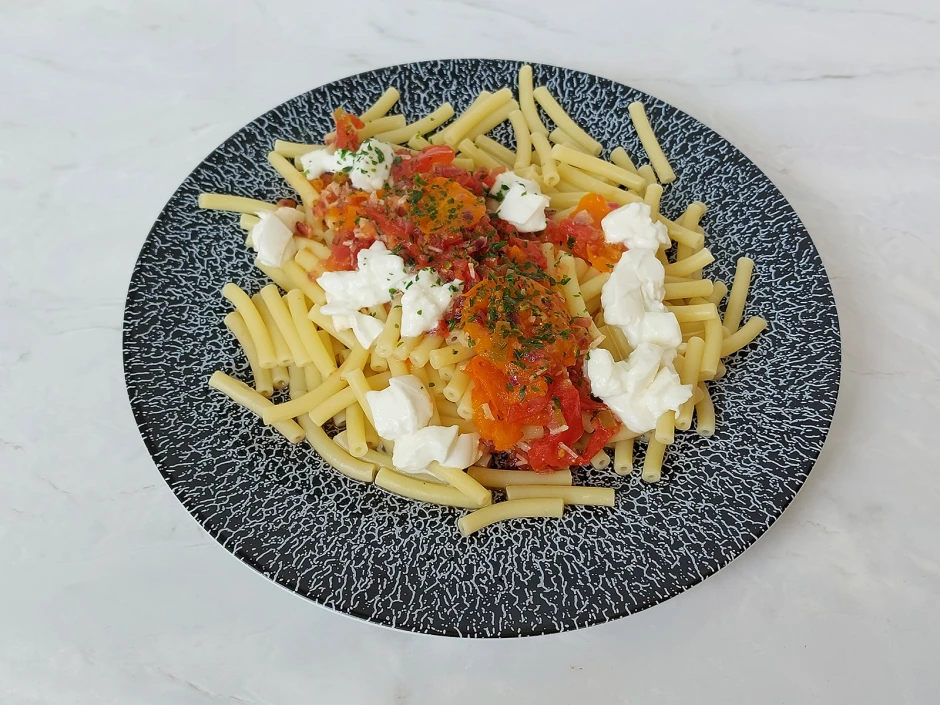 Makkaroni mit bunten Tomaten