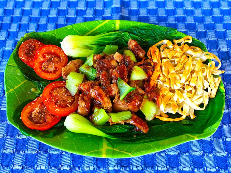 2-gesichtige Bandnudeln mit Schweinefleisch und Pak Choi