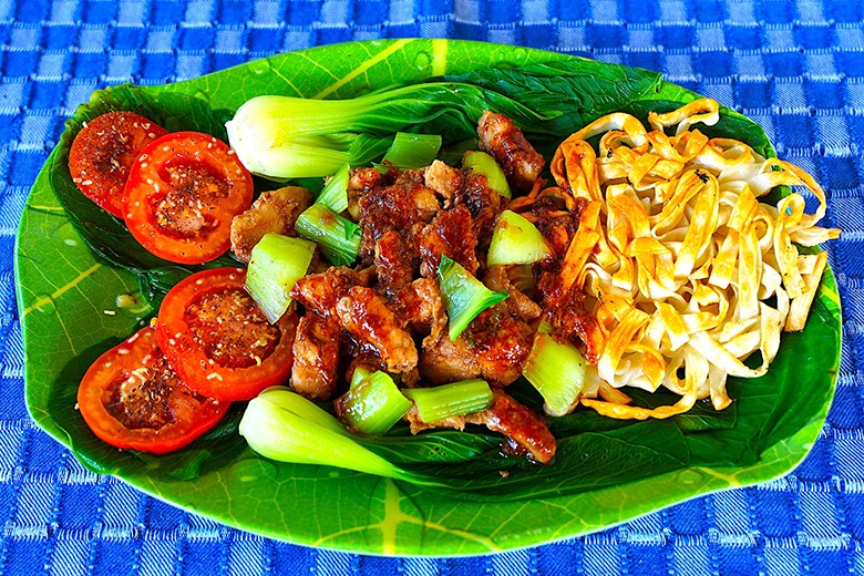 2-gesichtige Bandnudeln mit Schweinefleisch und Pak Choi