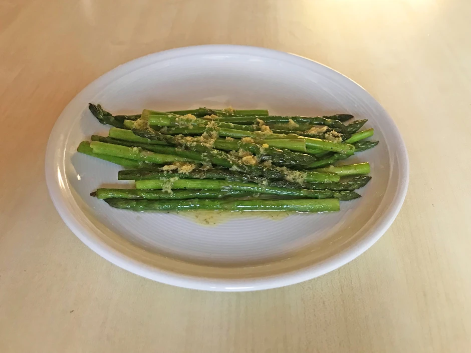 Gebratener Spargel mit Zitronen-Rosmarin-Butter