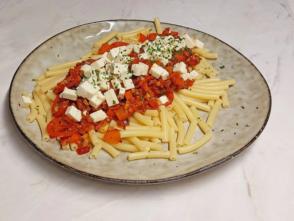 Makkaroni mit scharfem Paprika-Ragout