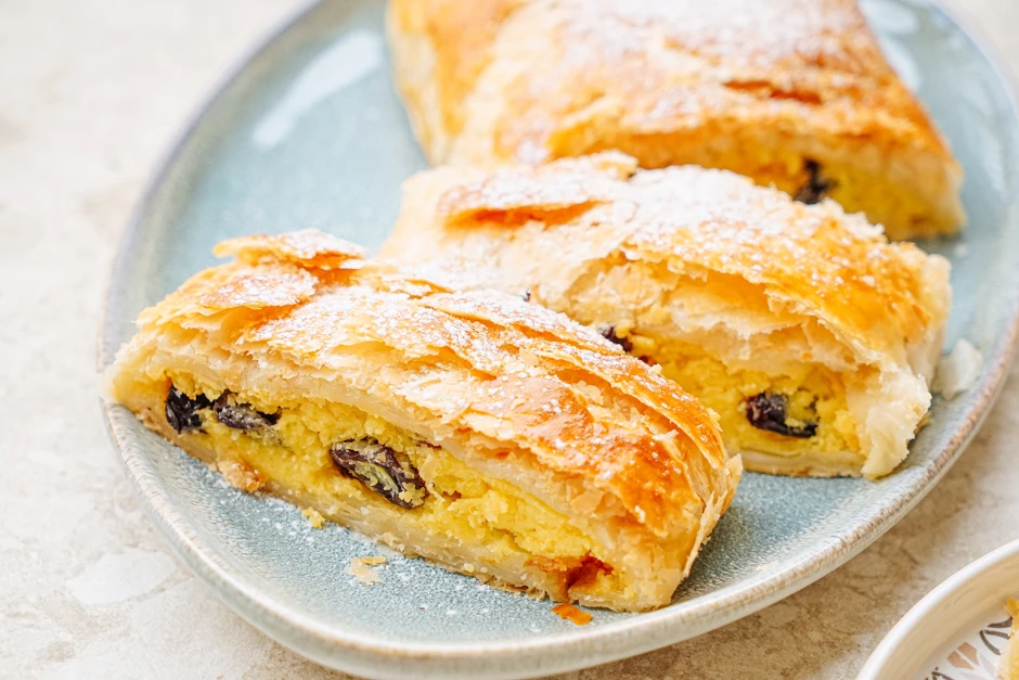 Topfenstrudel mit Bl&auml;tterteig