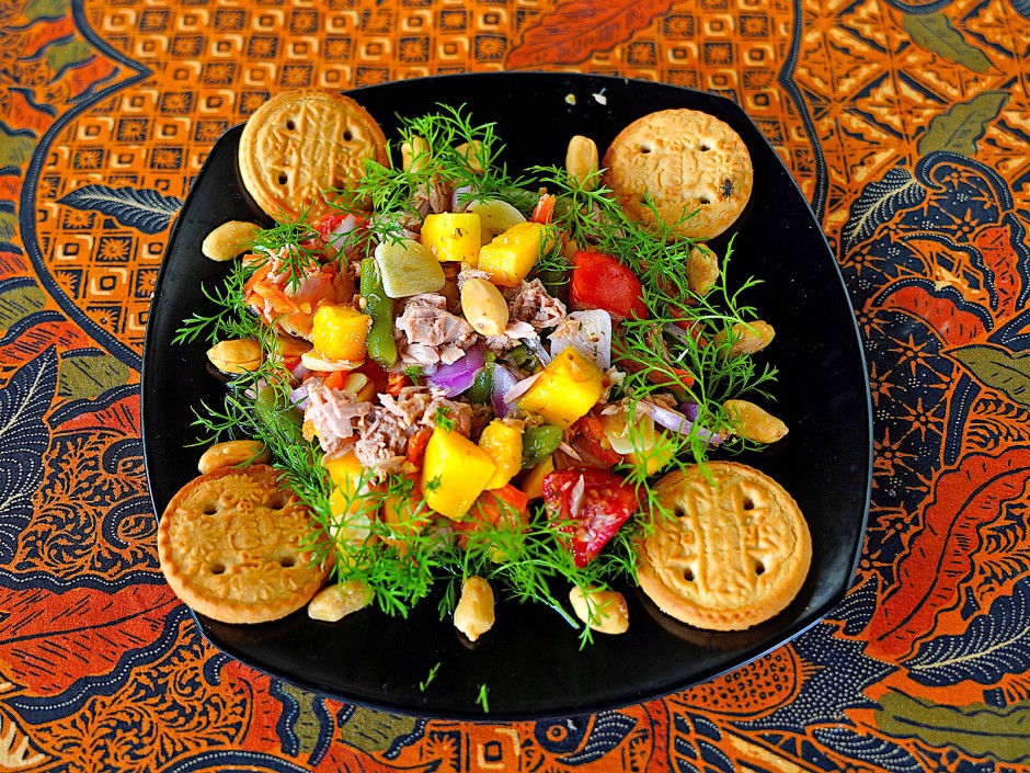 Gemischter Tomatensalat mit Thunfisch und Mango