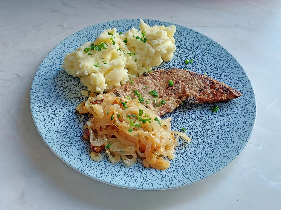 Kalbsleber mit Zwiebelsoße und Erdäpfelstampf