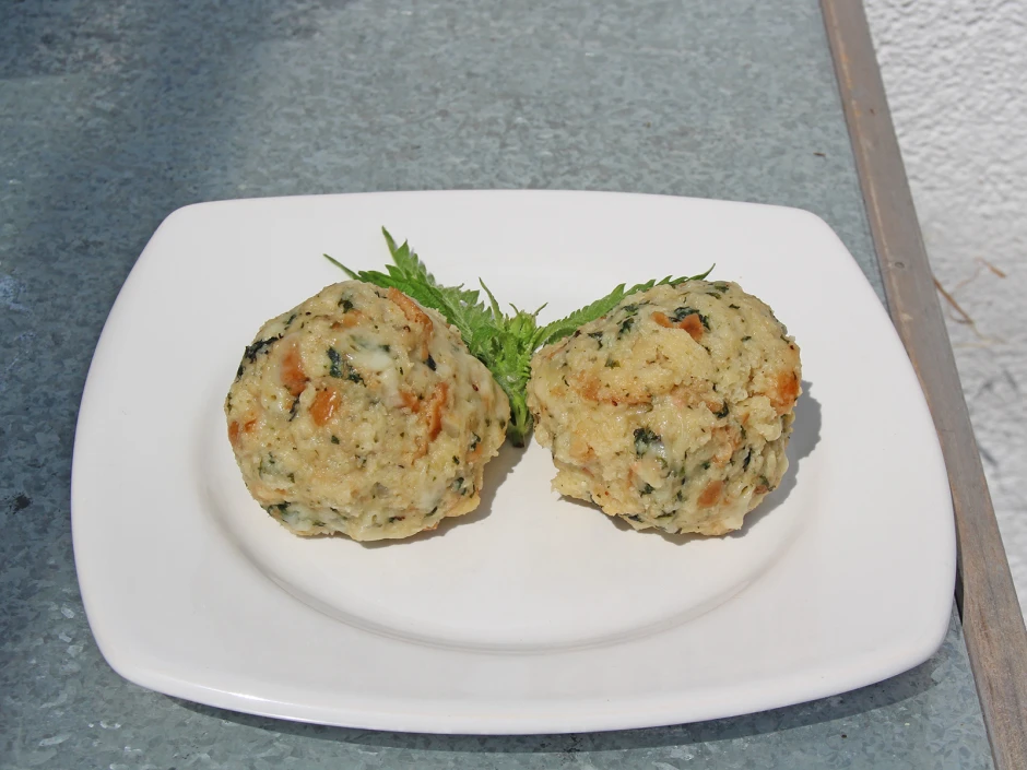 Brennnesselkn&ouml;del mit K&auml;se