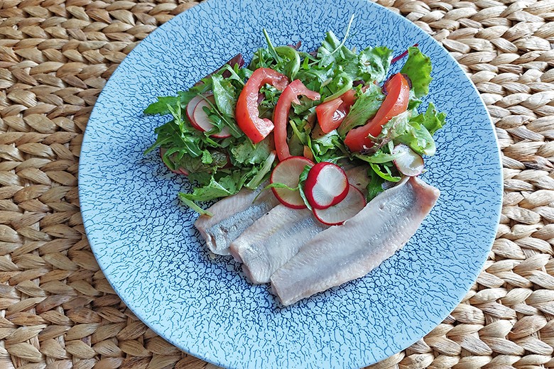 Matjes mit Wildkräutersalat