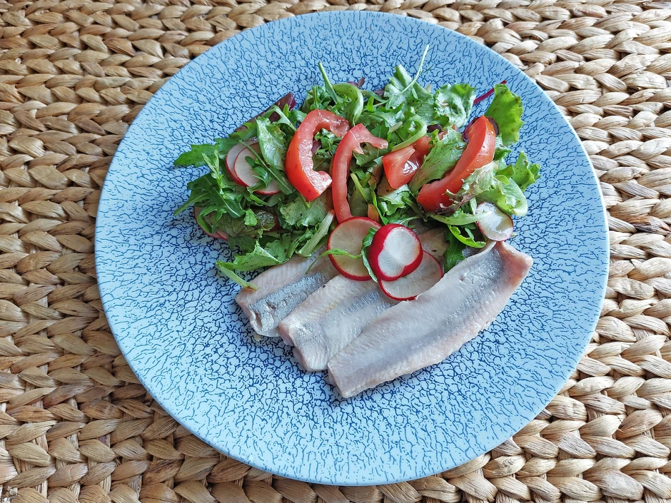 Matjes mit Wildkr&auml;utersalat