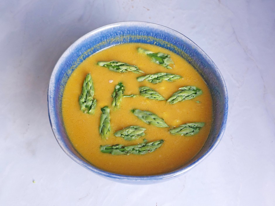 Gelbe Currysuppe mit Mais und Spargel