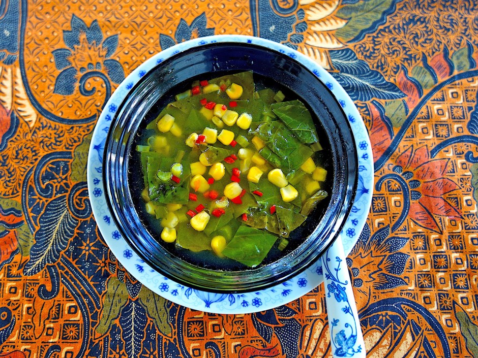 Klare Kailansuppe mit Mais