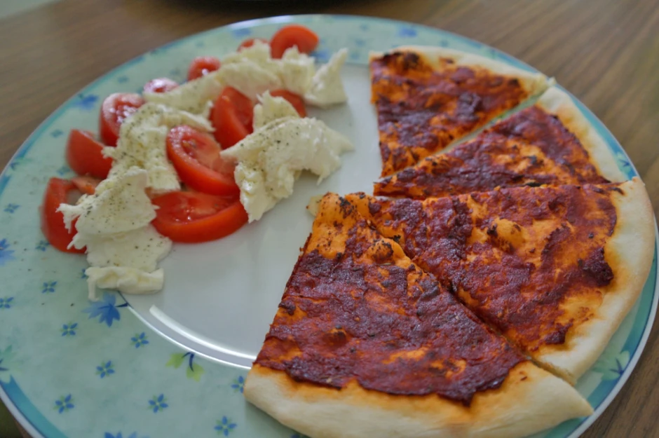 Pizzabrot mit Tomaten und Mozarella