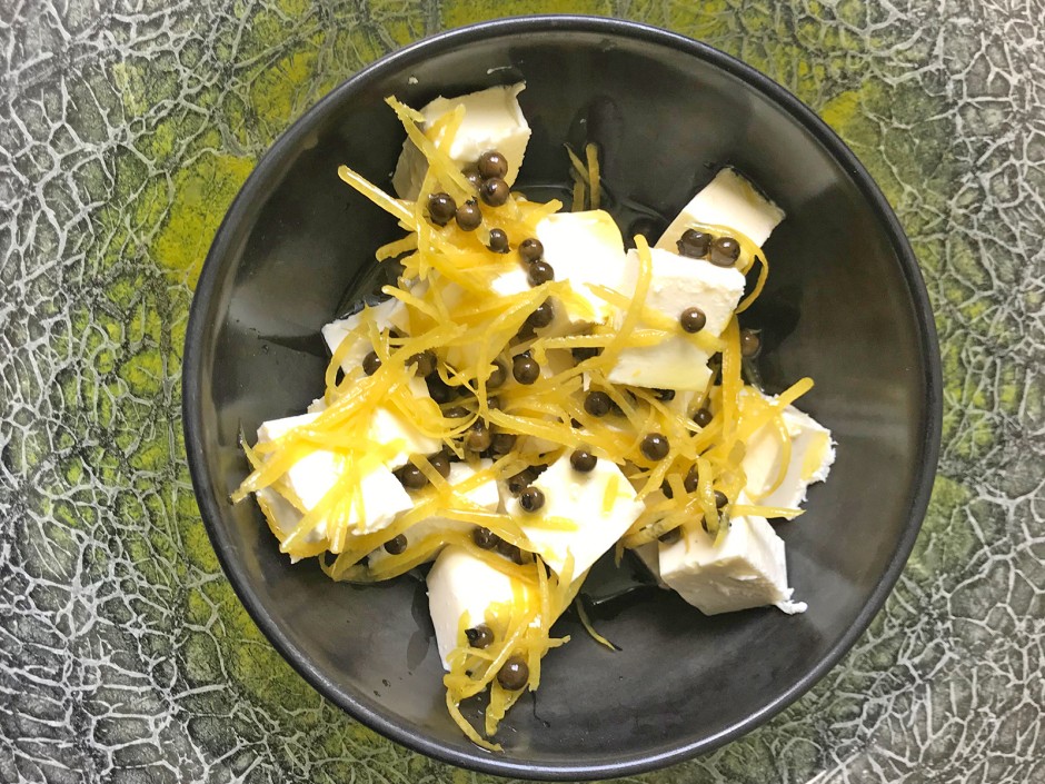 Cremiger Feta in Zitronen-Pfeffer-Marinade