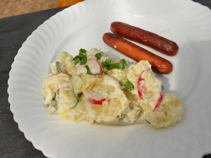 Kartoffelsalat mit B&auml;rlauch und Radieschen