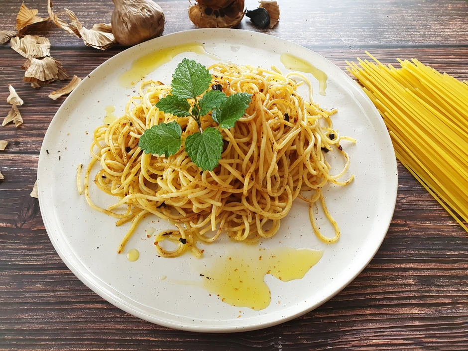 Spaghetti mit schwarzem Knoblauch