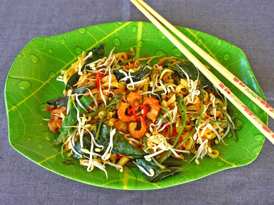 Bunte Streetfood-Nudeln alla Nonya