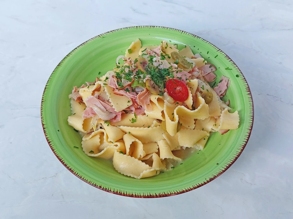 Bandnudeln mit Chicor&eacute;e und Schinken