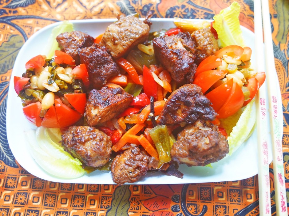 Würzige Hähnchenwürfel mit gefüllten Tomaten und Cap Cay